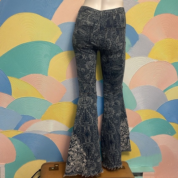 Free People Fun Funky Bellbottoms sz 24 embroidery, blue, and white paisley - Picture 3 of 12